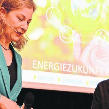 Energie-Stadt Freiamt - Moderatorin Karin Frei konnte es sich nicht verkneifen, Doris Leuthard zur Wahl des neuen, alten amerikanischen Präsidenten Trump zu fragen, er werde die Ölindustrie sicherlich nicht abstrafen. Worauf Leuthard antwortete, da habe sie weniger Bedenken. «In anderen Fragen dafür etwas mehr.» Bild: vaw