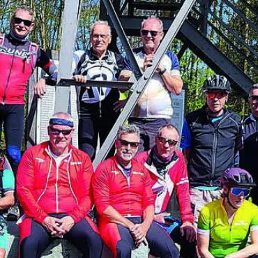 Saison ist eröffnet - Gruppenbild beim Tourziel, dem Maiengrünturm in Hägglingen. Bild: zg