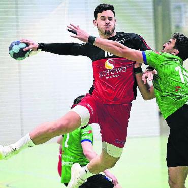 Von Muotathaler Lawine erdrückt - Trotz acht Toren von Flavio Galliker (links) gibt es für Handball Wohlen im Muotathal nichts zu holen. Bild: Archiv/awa