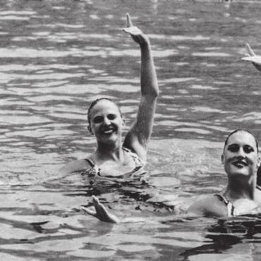 Doppelgold und Bronze im Synchronschwimmen - Mit ihrer Duett-Partnerin (Bild) und dem Team gewinnt Corinne Rüegg aus Wohlen den Schweizer-Meister-Titel im Synchronschwimmen. Bild: Archiv