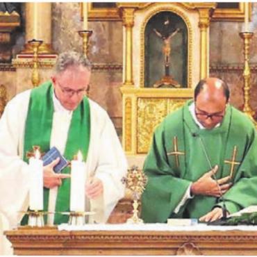 Spiritueller Ausflug - Domherr Urs Elsener (l.) und Priester Julius Dsouza feierten die heilige Messe. Bild: zg