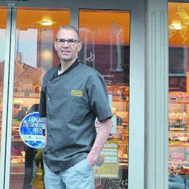 Mit unternehmerischer Weitsicht - Kreyenbühls bauen für die Zukunft. Ihr Betrieb soll zeitgemäss produzieren können. Burkard Kreyenbühl vor dem Eingang zum Laden an der Zürcherstrasse.