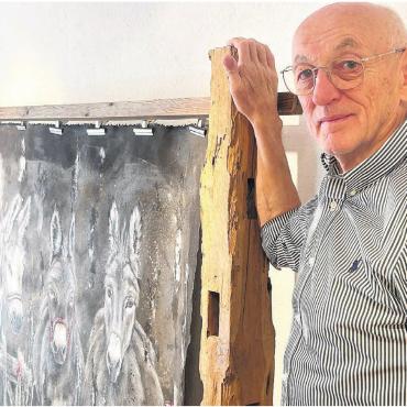 Tradition trifft Moderne - Pius Fischbach freut sich darauf, dass die Appenzeller Künstlerin Carmela Inauen erneut in seiner Galerie am Bogen ihre Werke ausstellt. Zu sehen sind auch neue Sujets wie etwa das mit den Eseln. Bild: Sabrina Salm