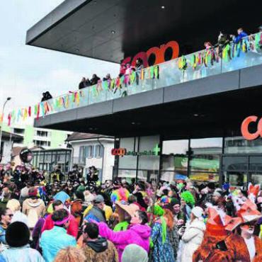 Es ist Fasnacht - Fasnacht pur mit Musik und guter Stimmung; auch Petrus tat seines dazu.