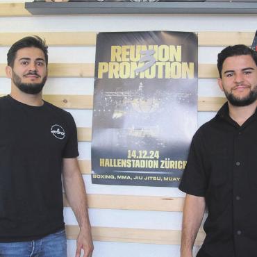 In einer Reihe mit Legenden - Die Brüder Arben (links) und Albert Shtufi stehen hinter der Reunion Promotion Fight Night, gemeinsam mit ihrem Kollegen Alfred Kqira (nicht im Bild). Bild: Josip Lasic