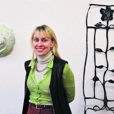 Ein Kunstexport - Victoria Holdt, hier zwischen zwei ihrer Werke. Sie freut sich darauf, zum ersten Mal in New York auszustellen. Die Passion der Geltwiler Künstlerin ist, mit ihrer Kunst eine andere Atmosphäre in Räume zu bringen.