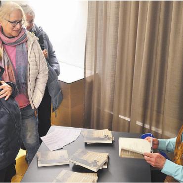 In fremde Abenteuer eintauchen - Am Signiertisch nahm sich der Dokumentarfilmer und Autor Zeit für die Wünsche seiner Leserinnen und Leser. Bilder: Thomas Stöckli