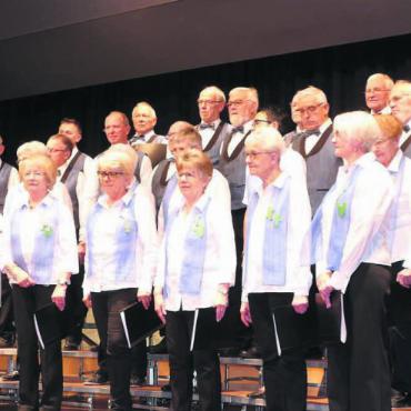Volkstümlichkeit als Magnetwirkung - Sie wussten zu begeistern: Die Trachtengruppe und der Männerchor unter der Leitung von Christoph Stöckli und Claudia Müller-Wyss (links) stimmten harmonisch miteinander ein. Bilder: tre