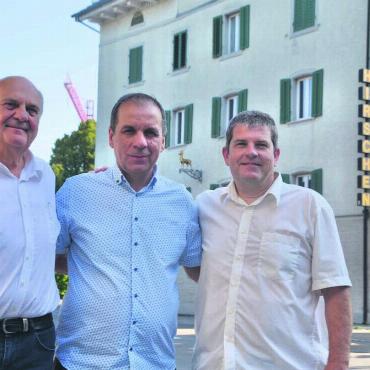Neue Ära für den «Hirschen» - Freuen sich auf die Zusammenarbeit, von links: Rolf Wiederkehr, Wirt Driton Bitiqi und Ammann Marcel Riesen. Bilder: Thomas Stöckli / zg