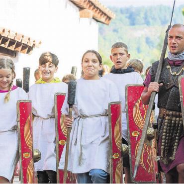 Authentische Geschichtserlebnisse - Ab April öffnen die Aargauer Museen wieder. Viele Höhepunkte warten auf die Besucherinnen und Besucher. Am 12. April findet das Eröffnungsfest des Legionärspfads Vindonissa (links) statt, Anfang Mai die Mittelaltertage auf Schloss Lenzburg.
Bilder: Museum Aargau