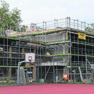 Bauarbeiten sind auf Kurs - Die Sanierung der Junkholz-Turnhalle kommt sehr gut voran: Der Zeitplan ist zwar sportlich, er sollte jedoch eingehalten werden können. Bild: Daniel Marti