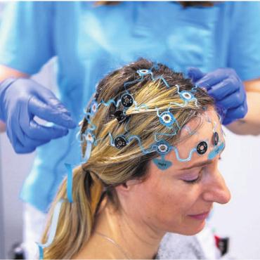 72 Stunden Hirnströme messen - Mit dem stationären Langzeit-EEG hat das Spital Muri sein Angebot an neurologischer Diagnostik erweitert. Auf der Kopfhaut der untersuchten Person werden bis zu 21 Elektroden gleichmässig platziert, um die Hirnströme aufzuzeichnen. Bild: zg