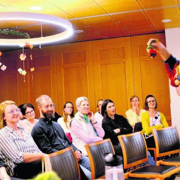 Kleine Unterschiede – grosse Wirkung - Markus Zimmermann referiert auf Einladung der Mütter- und Väterberatung im Saal des Altersheims St. Martin. Filzzwerge helfen die Familienkonstellationen zu veranschaulichen. Bild: Thomas Stöckli