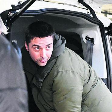 Die Alternative für Mobilitätsfragen - Rainer Käppeli von der Geschäftsstelle in Mägenwil (links) erklärt seinen Fahrern das neue Fahrzeug, mit dabei Vereinspräsident Walter J. Hess. Bild: vaw