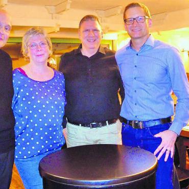 Vor dem Präsidiumswechsel - Der Vorstand des Gewerbevereins Kelleramt im Saal des Restaurants Hecht, von links: Präsident Roger Cébe mit Aktuarin Natalie Hagenbuch sowie Kassier Heinz Brändli und dessen gewähltem Nachfolger Marco Widmer. Bild: Thomas Stöckli
