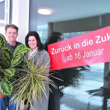 Zurück im Zentrum - Noch bleibt der Blick in den neuen Verkaufsladen durch schwarze Tücher verdeckt. Udo und Miriam Wanninger freuen sich darauf, zurück am alten Standort zu sein. Bild: Annemarie Keusch