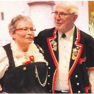 Grosse Ehre erhalten - Die Boswilerin Antoinette Dahinden wurde für 50 Jahre Vereinsmitgliedschaft geehrt, der Rudolfstetter Robert Füglistaller zum Ehrenmitglied gewählt. Bild: zg
