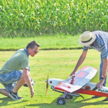 Schlepper im Hochbetrieb - Per Hand wird der Propeller des starken Schleppfliegers gestartet, dann geht es mit dem angehängten Segler hoch in die Lüfte. Bild: tst