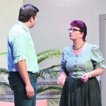 Von wegen Himbeertörtli - Familienidyll zum Zweiten: Mutter Rosa (Esther Etter) und Sohn Marcel (Ramon Etter) haben das Heu nie auf derselben Bühne. Bilder: Annemarie Keusch