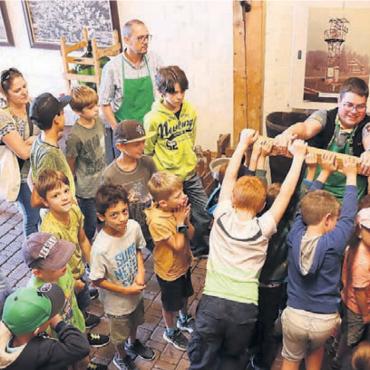 Die Mithilfe der Kinder ist beim Mostpressen gefragt. Bild: zg