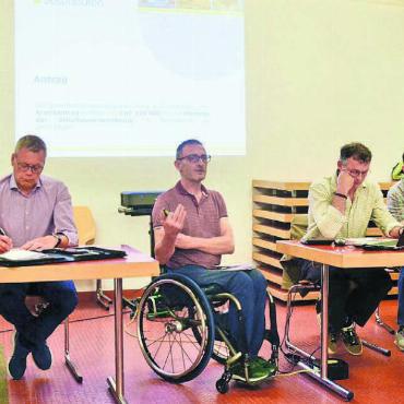 Erster Schritt zum Schul-Ausbau - Der Gemeinderat Besenbüren, von links: Christian Bel, Peter Ammann, Alex Lötscher, Thomas Lang, Ammann Mario Räber und Schreiberin Daniela Musil. Bild: Thomas Stöckli