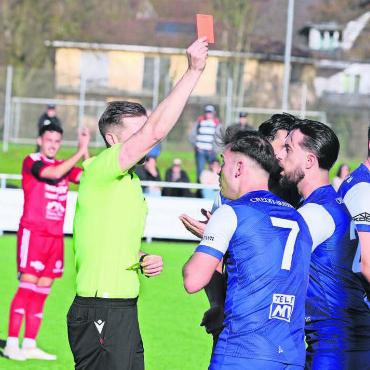 Ein Team sieht rot - Bereits neun Platzverweise kassiert der FC Wohlen in dieser Saison. Hier fliegt Leotrim Nitaj im Derby gegen Muri vom Feld. Bild: Archiv