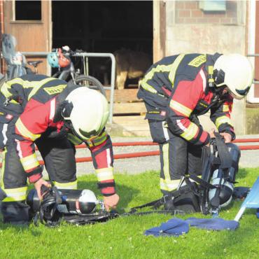 Brand auf dem Steghof - Die Atemschutzgruppen machen sich für ihren Einsatz bereit.