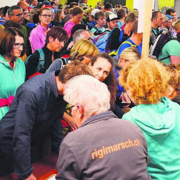 Der Rigimarsch kann stattfinden, startet aber nicht mehr wie hier im Sunnemärt, sondern beim Bezirksschulhaus. Bild: Archiv