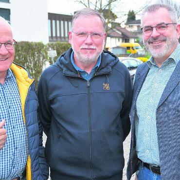 Ja zum Reusssteg - Sie setzten sich für den Projektierungskredit eines Reussstegs ein und nehmen das «Ja» jetzt mit Demut an: die Pro-Komitee-Mitglieder Enrico Carfora (links), Werner Fischer (Mitte) und Markus Staubli. Bilder: Archiv/rwi