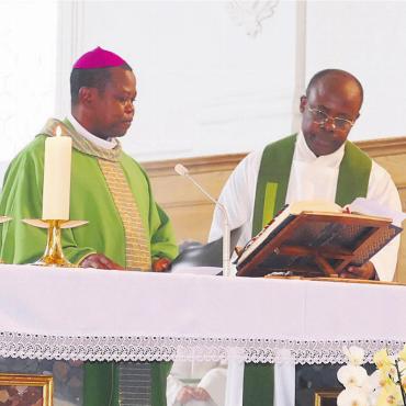 Afrikanische und bunte Kultur - Bischof Ernest Obodo (links) führte zusammen mit Pfarrer Ignatius Okoli durch den Gottesdienst.