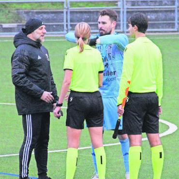 Eine Enttäuschung - Für das Heimteam pfiff die Schiedsrichterin sicher nicht. Bei Muri-Trainer Luca Ferricchio gab es nach Spielende noch Redebedarf. Bilder: Patrick Fischer