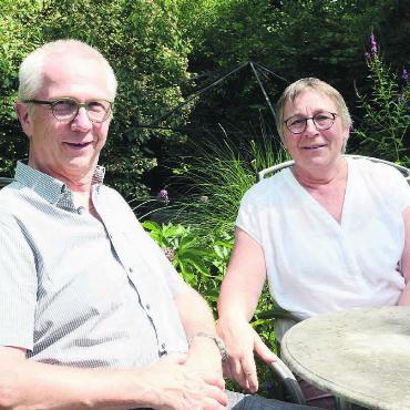 In Villmergen das Glück gefunden - In Zukunft können sie mehr Zeit im eigenen Garten verbringen. Zwei Jahre nach seiner Frau Regula geht nun auch Roland Schumacher in Pension. Die beiden sind sehr froh, dass sie eine Nachfolge für die Praxis gefunden haben. 
Bilder: Chregi Hansen / zg