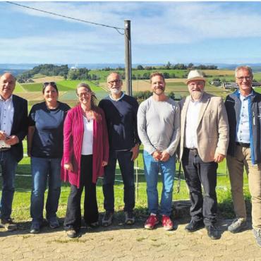 Biene als Sympathieträger - Sie freuen sich über die Ergebnisse des Projekts (von links): Ralf Bucher, Bauernverband Aargau, Markus Dieth, Regierungsrat, Karin Keller, Betriebsleiterin, Bea Vonlanthen, Agrofutura, Michel Fischler, Landwirtschaft und Umwelt, Matthias Albrecht, Agroscope, Andreas König, Aargauer Bienenzüchterverein, Matthias Müller und Josef Burri, Landwirtschaft Aargau. Bild: pd