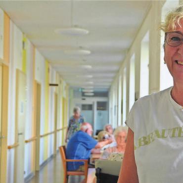 «Ich sags direkt: Du bist Bombe» - Barbara Tellenbach im Gang der Pflegewohngruppe. Sie gewährt Einblick in ihren spannenden Alltag und in das Leben in der Demenzwohngruppe. Bild: Annemarie Keusch