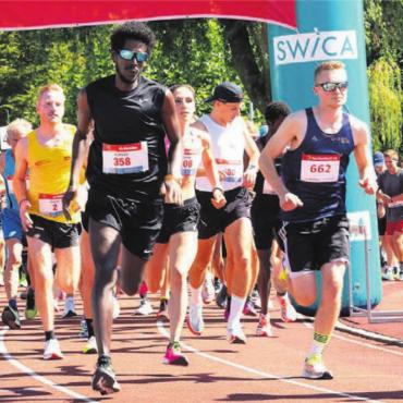 Cooler und hitziger Lauf - Start zum Hauptlauf. Der Murianer Sven Lang (Nummer 662) holt sich den 3. Rang.