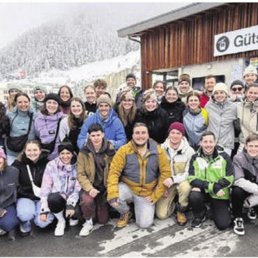 Après-Ski und viel Neuschnee - Ein Skiweekend, das allen sichtlich Spass gemacht hat. Bild: zg