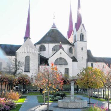 Erster markanter Nagel gesetzt - Das Kloster soll in neuem Glanz erstrahlen: Die verschiedenen Grundeigentümer sehen für das Jubiläum eine Fassadensanierung vor. Bild: Celeste Blanc