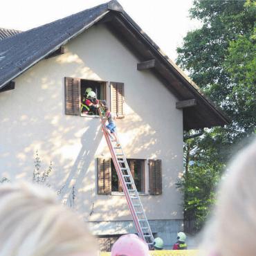 Brand auf dem Steghof - Spektakulär – ein junger Figurant wurde aus dem ersten Stock des Wohnhauses gerettet. Bilder: Annemarie Keusch