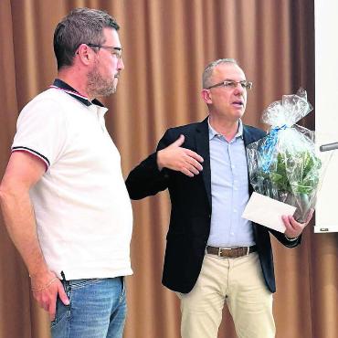 Präsident Roland Di Gregorio (rechts) verabschiedet Vizepräsident Alain Lüscher mit einem Präsent. Bild: zg