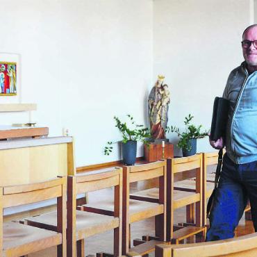 Kopf nicht in den Sand stecken - Hans Peter Frey in der Kapelle im Sockelgeschoss der Kirche. Soll diese künftig multifunktional genutzt werden? Das ist eine der vielen Fragen. Bild: Annemarie Keusch
