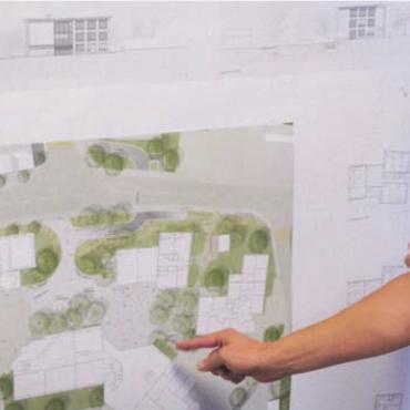 Nachwuchsteam für Schulhausbau - Die Pläne fürs neue Schulhaus werden genau studiert. Bild: tst