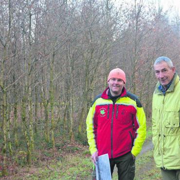 Spuren sind noch lange sichtbar - Oliver Eichenberger (links) und Beat Bossert zeigen, was im Leisiboden in Bünzen wieder gewachsen ist. Bilder: Annemarie Keusch / zg