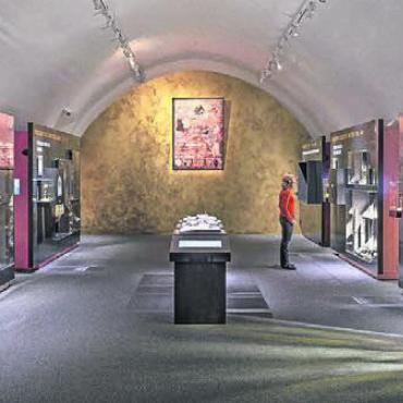 Geschichte der Habsburger erleben - Die Führung gibt Einblick in das Museum Kloster Muri. Bild: zg