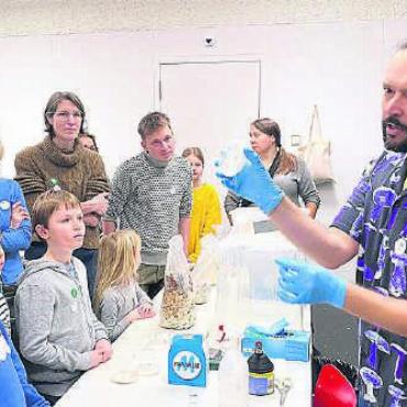 Kunst mit urtümlichen Lebewesen - Im Aargauer Kunsthaus hat Jonas Studer seine Arbeit mit Pilzen vorgestellt. Bild: zg
