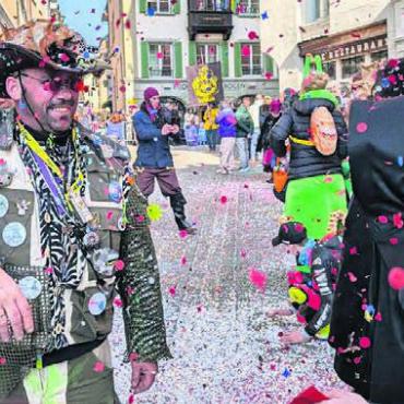 Fantastisches Städtli - In den Gassen der Altstadt wurde so manche Konfettischlacht geschlagen. Die fleissigen Werkhof-Mitarbeitenden haben im Anschluss einiges zu tun.