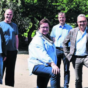 Beispielhaftes Miteinander - Sind stolz auf ihr gemeinsames Projekt (v. l): Andreas Blöchliger, Schulleiter Primarstufe; Matthias Peterhans, Bereichsleiter Ökonomie; Rolf Schwyter, Schulleiter HPS; Doris Stöckli, Vizeammann; Stefan Waldner, Leiter Abteilung Bau; Thomas Bopp, Stiftungsleiter, und Landschaftsarchitekt Angelo Hug. Bild: Monica Rast