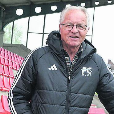 Trainer fordert: «Vier Spiele, vier Siege» - Hans Hübscher auf der Tribüne des Stadions Brühl. Bild: ake