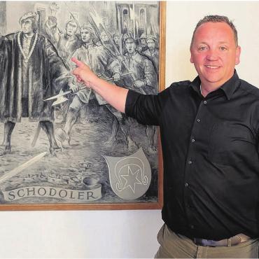 «Grosse Chance, vieles neu zu denken» - Ein Vorbild, dem der historisch interessierte Stadtammann gerne nacheifert. Stephan Troxler vor dem Rathaus-Gemälde des berühmten Bremgarter Chronisten, Stadtschreibers und später Schultheissen Werner Schodoler (1490–1541). Bild: Marco Huwyler