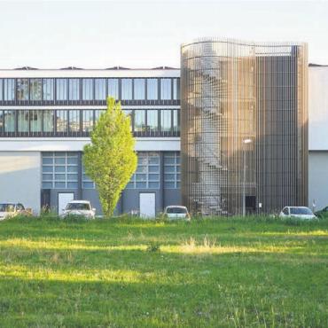 Nordfassade mit neuem Treppenturm im Lamellengewand. Bild: Felix Schmidli