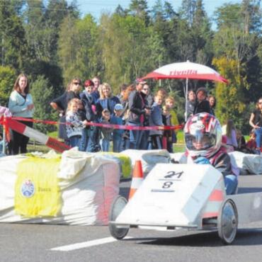 Mit Karacho um die Pylonen - In rasanter Fahrt abwärts am hiesigen Seifenkistenrennen. Bild: Archiv